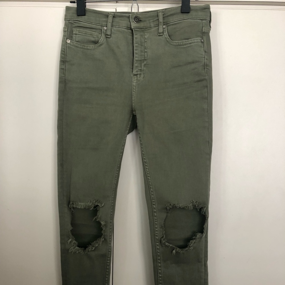 Ripped Knee Skinny Jeans MidRise